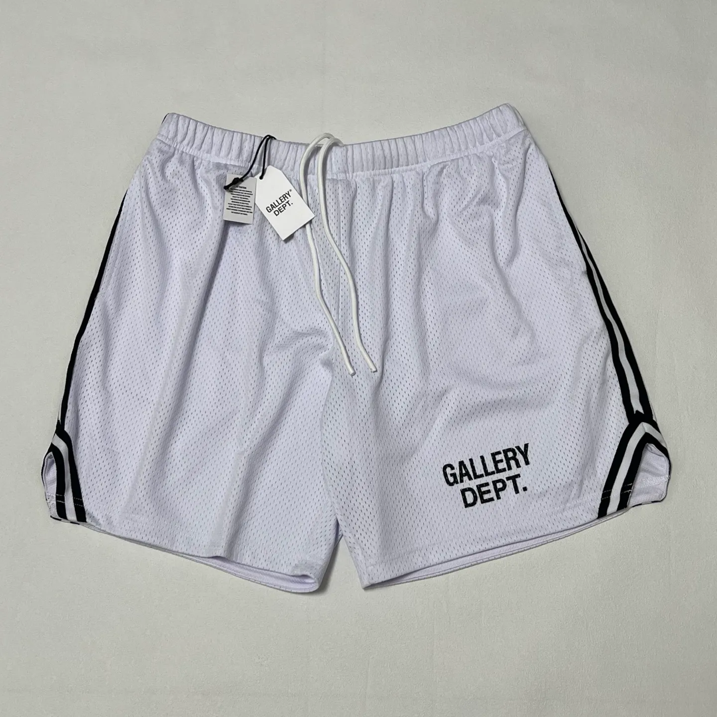 GALLERY DEPT. VENICE COURT SHORTS English mesh shorts Logo webbing wide-leg basketball shorts Black and white S-XL Original molding Loose wide-leg version American boys' first choice Breathable mesh fabric Superimposed soft material inside Comfortable and easy to match Custom-woven original consistent webbing/main mark/component wash mark Details are enlarged to follow